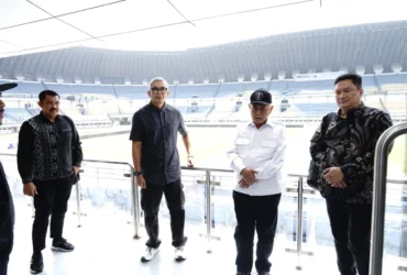 Bupati Malang, HM Sanusi saat melakukan assessment ke Stadion Gelora Bandung Lautan Api (Prokopim)