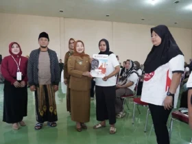 Buruh Pabrik Rokok di Gondanglegi Terima BLT DBHCHT dari Wabup Malang, Lathifah Shohib (Prokopim)