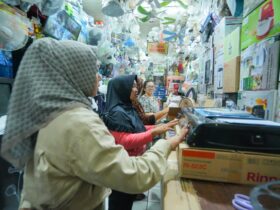 Teks: Wali Kota Mojokerto Ika Puspitasari mendampingi langsung penerima bantuan sosial Program Pemberdayaan Sosial Ekonomi (PPSE) dari Kementerian Sosial (Kemensos) RI untuk membeli kebutuhan usaha.(Foto: Istimewa)