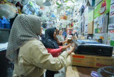 Teks: Wali Kota Mojokerto Ika Puspitasari mendampingi langsung penerima bantuan sosial Program Pemberdayaan Sosial Ekonomi (PPSE) dari Kementerian Sosial (Kemensos) RI untuk membeli kebutuhan usaha.(Foto: Istimewa)