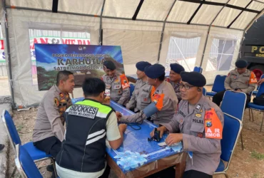 Pemeriksaan kesehatan berkala dan pembagian bekal medis oleh Seksi Kedokteran dan Kesehatan (Sidokkes) Polres Mojokerto.(Foto: Istimewa)