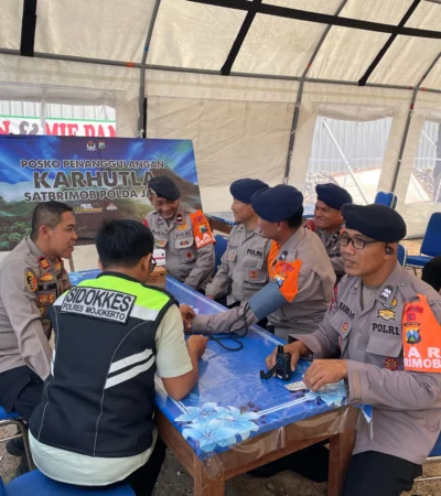 Pemeriksaan kesehatan berkala dan pembagian bekal medis oleh Seksi Kedokteran dan Kesehatan (Sidokkes) Polres Mojokerto.(Foto: Istimewa)