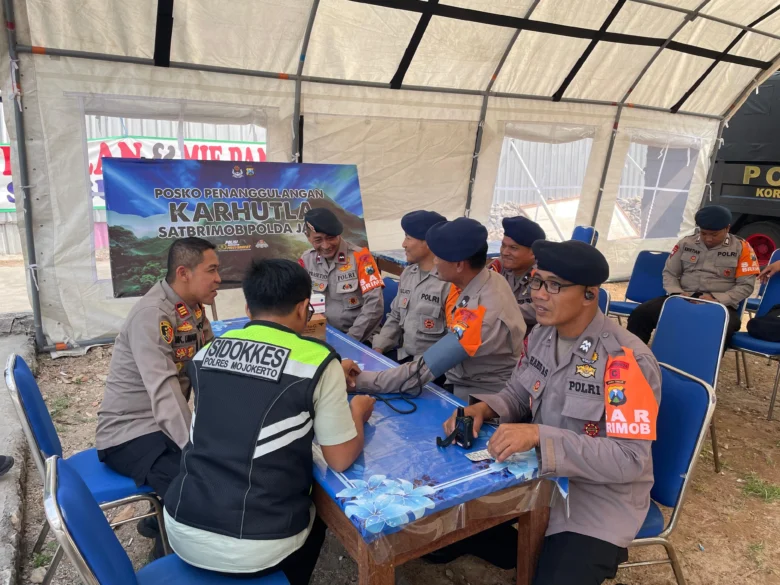 Pemeriksaan kesehatan berkala dan pembagian bekal medis oleh Seksi Kedokteran dan Kesehatan (Sidokkes) Polres Mojokerto.(Foto: Istimewa)