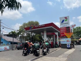 Warga Kota Malang antre mengisi BBM di SPBU Pertamina di Kota Malang, Jumat (9/10/2026) (blok-a.com/Bob Bimantara Leander)