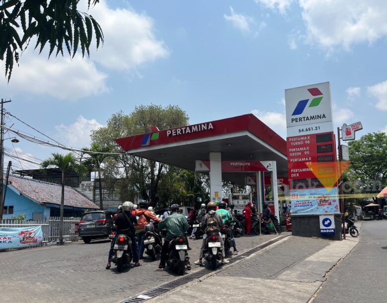 Warga Kota Malang antre mengisi BBM di SPBU Pertamina di Kota Malang, Jumat (9/10/2026) (blok-a.com/Bob Bimantara Leander)