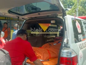 Jenazah korban saat dievakuasi ke dalam mobil ambulance untuk dibawa ke RSUD dr Wahidin Sudirohusodo, kota Mojokerto.(blok-a.com/Syahrul Wijaya)