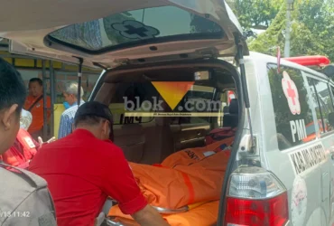 Jenazah korban saat dievakuasi ke dalam mobil ambulance untuk dibawa ke RSUD dr Wahidin Sudirohusodo, kota Mojokerto.(blok-a.com/Syahrul Wijaya)