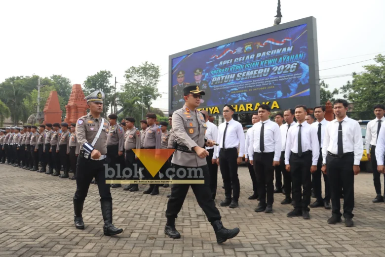 Kapolres Mojokerto AKBP Raden Erik Bangun Prakasa pimpin apel gelar pasukan operasi patuh Semeru 2026.(blok-a.com/Syahrul Wijaya)