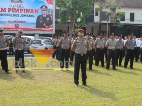 Apel perdana yang dipimpin Kapolres Jombang AKBP Yanto Mulyanto di lapangan Mapolres Jombang.(blok-a.com/Syahrul Wijaya)