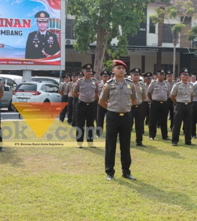 Apel perdana yang dipimpin Kapolres Jombang AKBP Yanto Mulyanto di lapangan Mapolres Jombang.(blok-a.com/Syahrul Wijaya)