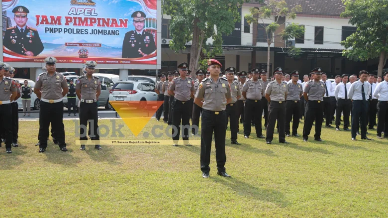 Apel perdana yang dipimpin Kapolres Jombang AKBP Yanto Mulyanto di lapangan Mapolres Jombang.(blok-a.com/Syahrul Wijaya)