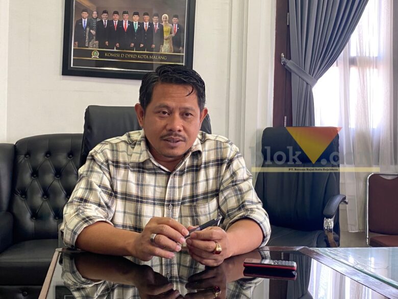 Anggota Komisi D DPRD Kota Malang, Ginanjar Yoni Wardoyo diwawancara di ruangan Komisi D DPRD Kota Malang, Senin (12/10/2026) (foto: blok-a.com/Bob Bimantara Leander)