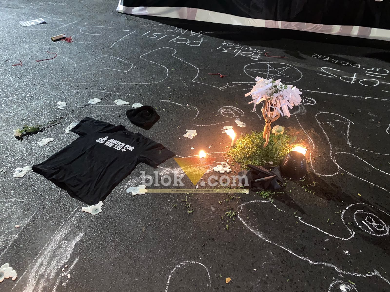 Aksi Teatrikal “Pohon Doa”, Merawat Ingatan Empat Tahun Tragedi Kanjuruhan di Alun-alun Tugu Malang, Kamis (1/10/2026) (blok-a.com / M. Berril Labiq)
