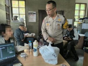 Polisi menangkap terduga pelaku pencurian barang berharga mahasiswa UB (foto: dok. Humas Polresta Malang Kota for blok-a.com)