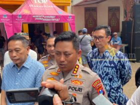 Kapolresta Malang Kota, Kombes Pol Danang Setiyo didampingi Wali Kota Malang, Wahyu Hidayat diwawancara awak media (foto: blok-a.com/Bob Bimantara Leander)