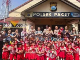 Sebanyak 40 siswa mengikuti kunjungan edukatif ke Markas Polsek Pacet. (Foto: blok-a.com/Syahrul Wijaya)