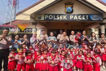 Sebanyak 40 siswa mengikuti kunjungan edukatif ke Markas Polsek Pacet. (Foto: blok-a.com/Syahrul Wijaya)