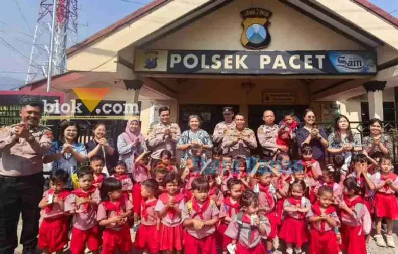 Sebanyak 40 siswa mengikuti kunjungan edukatif ke Markas Polsek Pacet. (Foto: blok-a.com/Syahrul Wijaya)