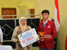 Gubernur Jatim Kofifah Indar Parawangsa saat menyerahkan bantuan kepada perwakilan siswa SMAN 2 Magetan. (Foto: blok-a.com/Nanda Bagoes)