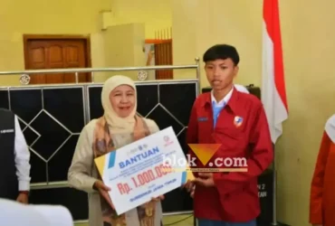 Gubernur Jatim Kofifah Indar Parawangsa saat menyerahkan bantuan kepada perwakilan siswa SMAN 2 Magetan. (Foto: blok-a.com/Nanda Bagoes)