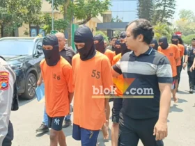 Para tersangka saat digelandang di Mapolres Mojokerto.(foto: blok-a.com/Syahrul Wijaya)