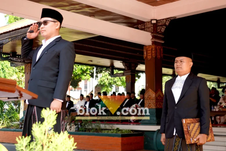Bupati Mojokerto Muhammad Al Barraa pimpin upacara hari santri di pendopo kabupaten.(blok-a.com/Syahrul Wijaya)