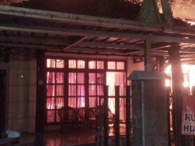 Rumah di Lowokwaru, Kota Malang terbakar, Kamis (8/10/2026) kemarin malam (foto: dok. Damkar Kota Malang for blok-a.com)