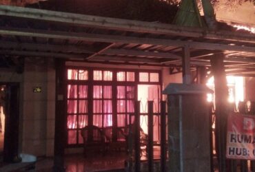 Rumah di Lowokwaru, Kota Malang terbakar, Kamis (8/10/2026) kemarin malam (foto: dok. Damkar Kota Malang for blok-a.com)