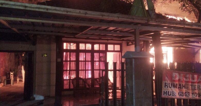 Rumah di Lowokwaru, Kota Malang terbakar, Kamis (8/10/2026) kemarin malam (foto: dok. Damkar Kota Malang for blok-a.com)