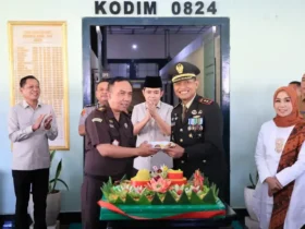 Gus Fawait bersama Ketua DPRD, Kapolres Jember, Kajari, serta jajaran Forkopimda Plus menyampaikan kejutan HUT ke-81 TNI ke Kodim (foto: istimewa)