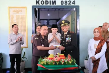 Gus Fawait bersama Ketua DPRD, Kapolres Jember, Kajari, serta jajaran Forkopimda Plus menyampaikan kejutan HUT ke-81 TNI ke Kodim (foto: istimewa)