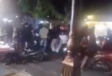 Tangkapan layar video warga menampilkan kericuhan yang terjadi melibatkan pemotor yang sedang menyerang warga di Angkringan Jalan Empunala (Foto: Istimewa)