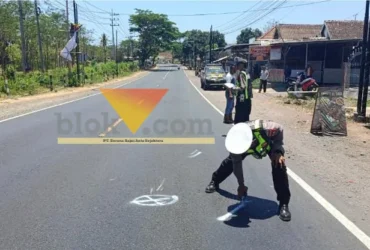 Piket lantas Polsek Wongsorejo saat lakukan olah TKP lakalantas motor kontra truk yang terjadi di Jalan Raya Nasional Banyuwangi-Situbondo, Kamis (22/10/2026)(blok-a.com/Kuryanto).