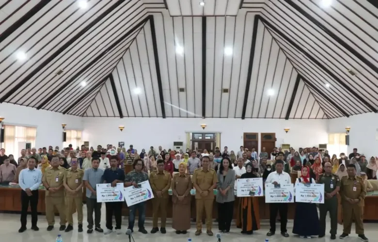 Pemkab Bojonegoro & PT ADS salurkan bantuan insentif relokasi kepada 161 pedagang Pasar Kota Lama (foto: istimewa)