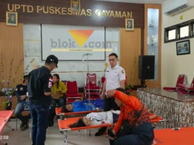 Siswa SMPN 1 Mojoanyar yang mendapat perawatan di Puskesmas Gayaman, Mojoanyar.(blok-a.com/Syahrul Wijaya)