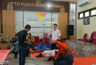 Siswa SMPN 1 Mojoanyar yang mendapat perawatan di Puskesmas Gayaman, Mojoanyar.(blok-a.com/Syahrul Wijaya)