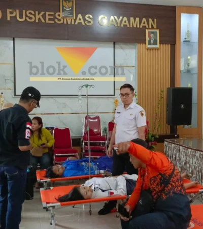 Siswa SMPN 1 Mojoanyar yang mendapat perawatan di Puskesmas Gayaman, Mojoanyar.(blok-a.com/Syahrul Wijaya)