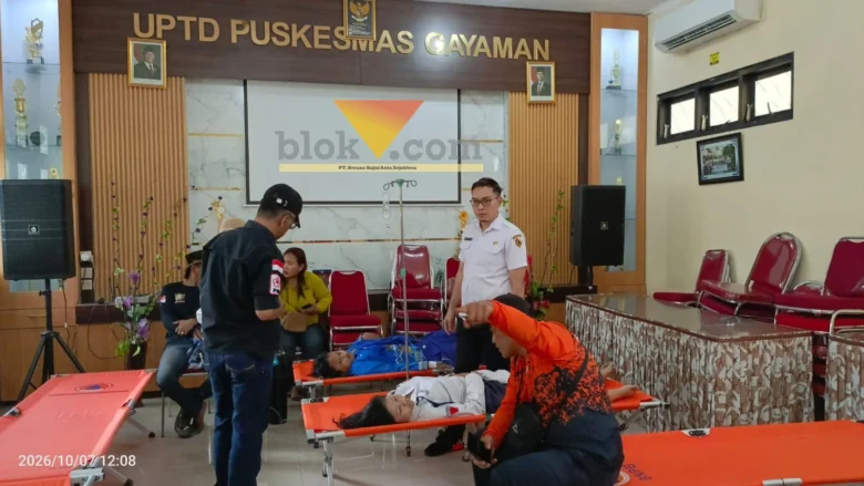Siswa SMPN 1 Mojoanyar yang mendapat perawatan di Puskesmas Gayaman, Mojoanyar.(blok-a.com/Syahrul Wijaya)