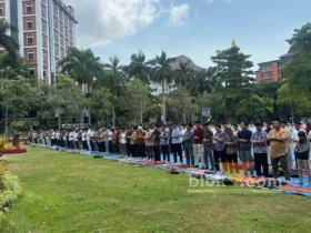 Universitas Brawijaya menggelar salat istisqa’ di Lapangan Rektorat, Jumat (23/10/2026). (foto: blok-a.com/ M Berril Labiq)